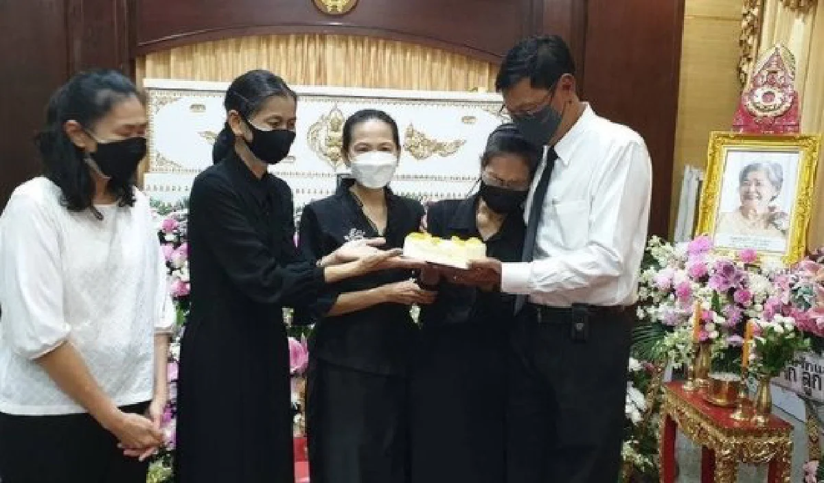 "อ๋อม อรรคพันธ์" สุดเศร้า! จัดงานวันเกิดแม่ ในงานศพคุณยาย