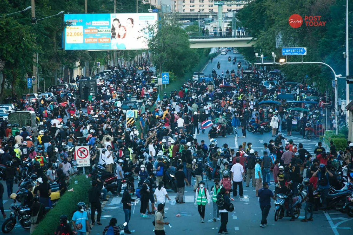 ม็อบเข้ารื้อลวดหนามขว้างประทัด ตร.ใช้แก๊สน้ำตาสลาย