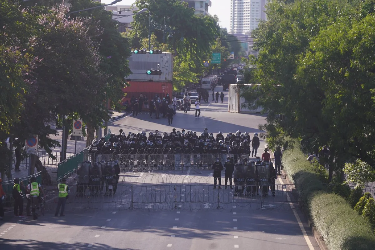 ม็อบถึงแยกนางเลิ้ง ตร.ตั้งตู้คอนเทนเนอร์วางแนวกั้น