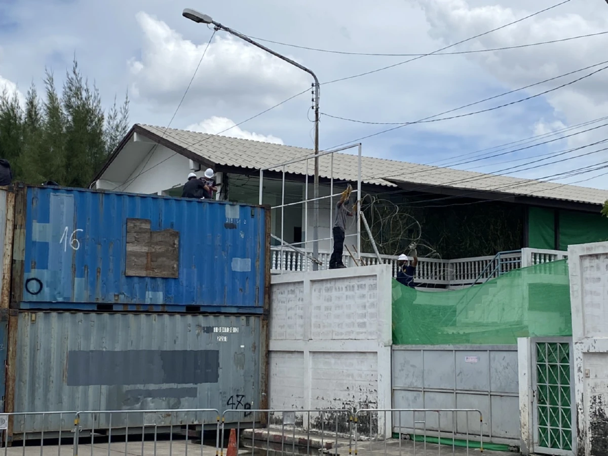 ตั้งคอนเทนเนอร์ 2 ชั้นในซอยพหลฯ2 สกัดม็อบทะลุฟ้าไปบ้านประยุทธ์