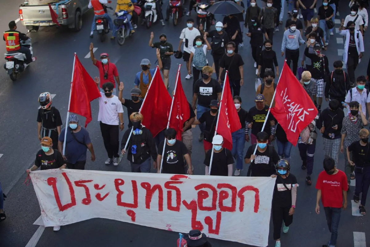 ม็อบถึงแยกนางเลิ้ง ตร.ตั้งตู้คอนเทนเนอร์วางแนวกั้น