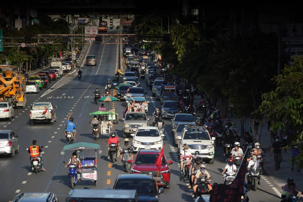 ม็อบถึงแยกนางเลิ้ง ตร.ตั้งตู้คอนเทนเนอร์วางแนวกั้น