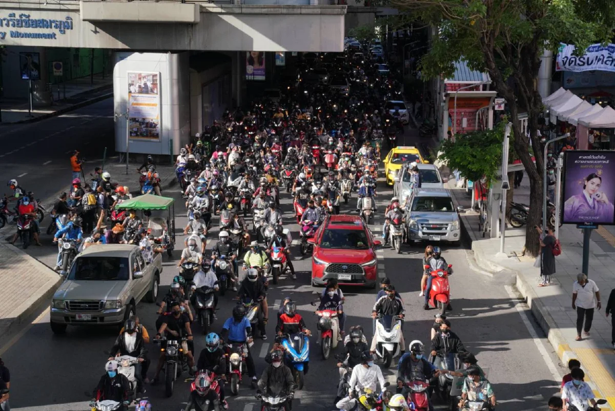 ม็อบถึงแยกนางเลิ้ง ตร.ตั้งตู้คอนเทนเนอร์วางแนวกั้น