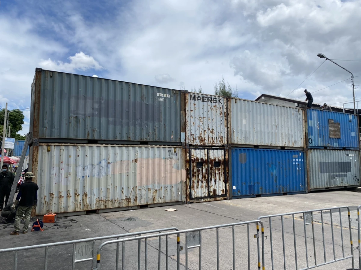 ตั้งคอนเทนเนอร์ 2 ชั้นในซอยพหลฯ2 สกัดม็อบทะลุฟ้าไปบ้านประยุทธ์