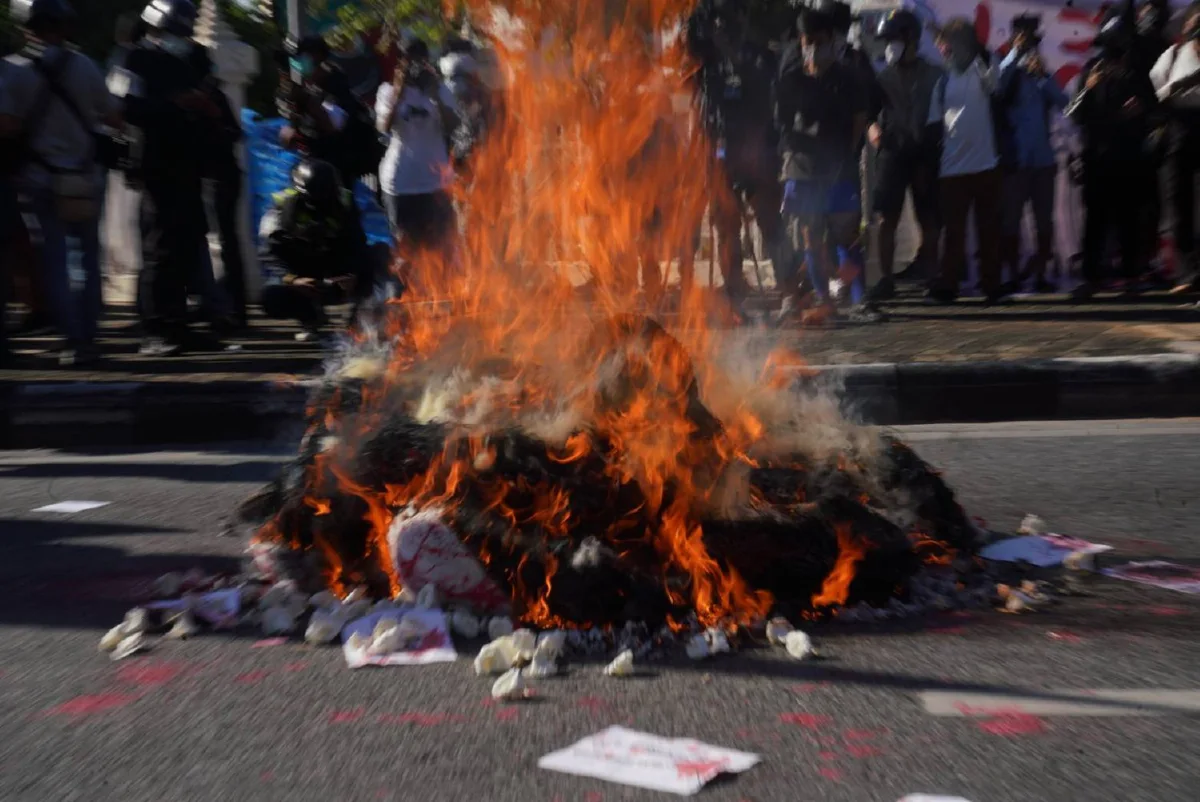 ม็อบทะลุฟ้าเปลี่ยนจุดหมายเดินขบวนไปทำเนียบรัฐบาลแทน