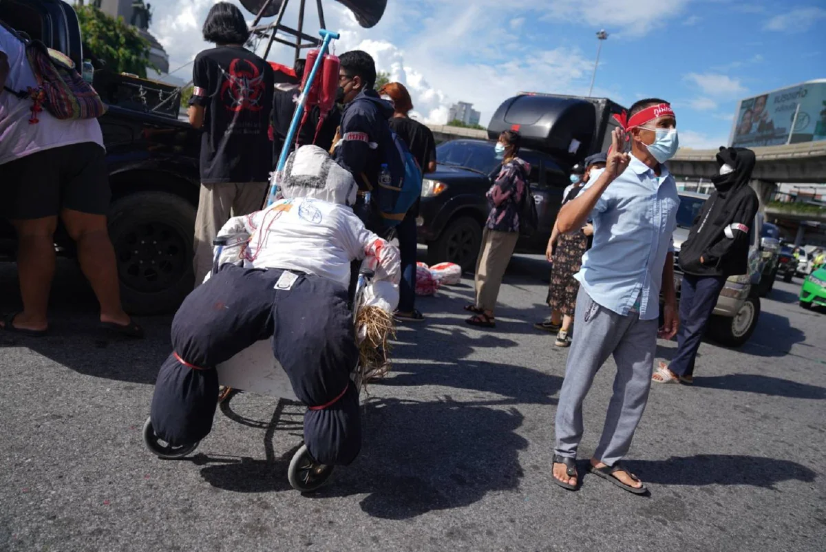 ม็อบทะลุฟ้ารวมตัวอนุสาวรีย์ชัยฯเตรียมไปบ้านประยุทธ์