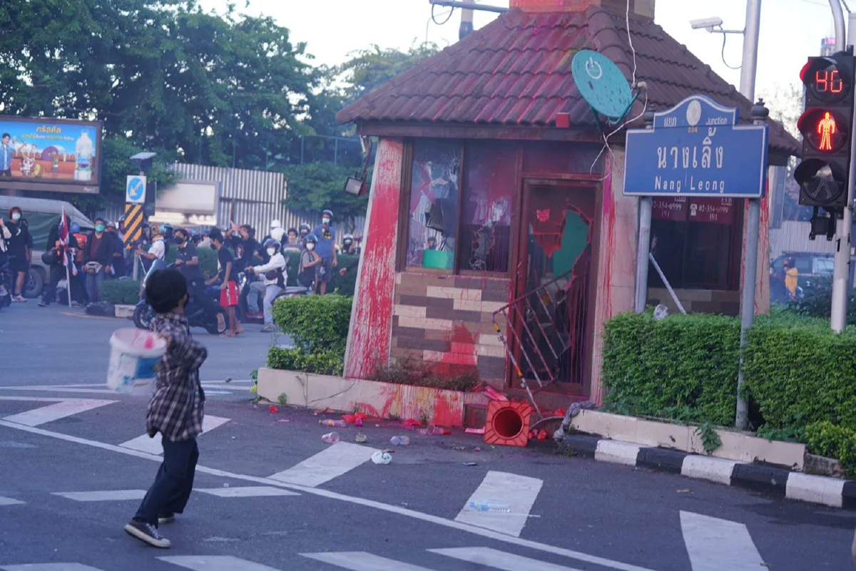 ม็อบเข้ารื้อลวดหนามขว้างประทัด ตร.ใช้แก๊สน้ำตาสลาย