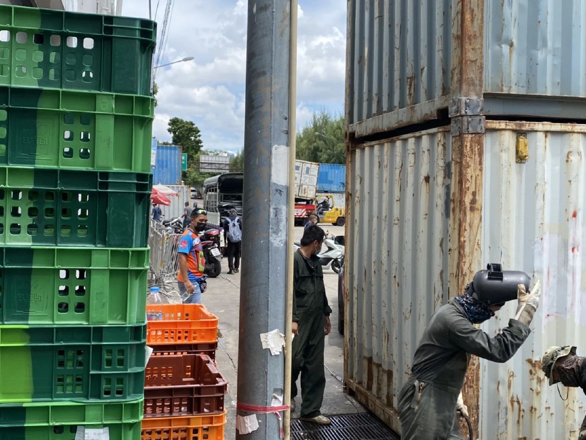 ตั้งคอนเทนเนอร์ 2 ชั้นในซอยพหลฯ2 สกัดม็อบทะลุฟ้าไปบ้านประยุทธ์