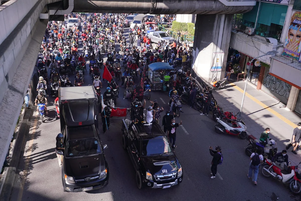 ม็อบถึงแยกนางเลิ้ง ตร.ตั้งตู้คอนเทนเนอร์วางแนวกั้น