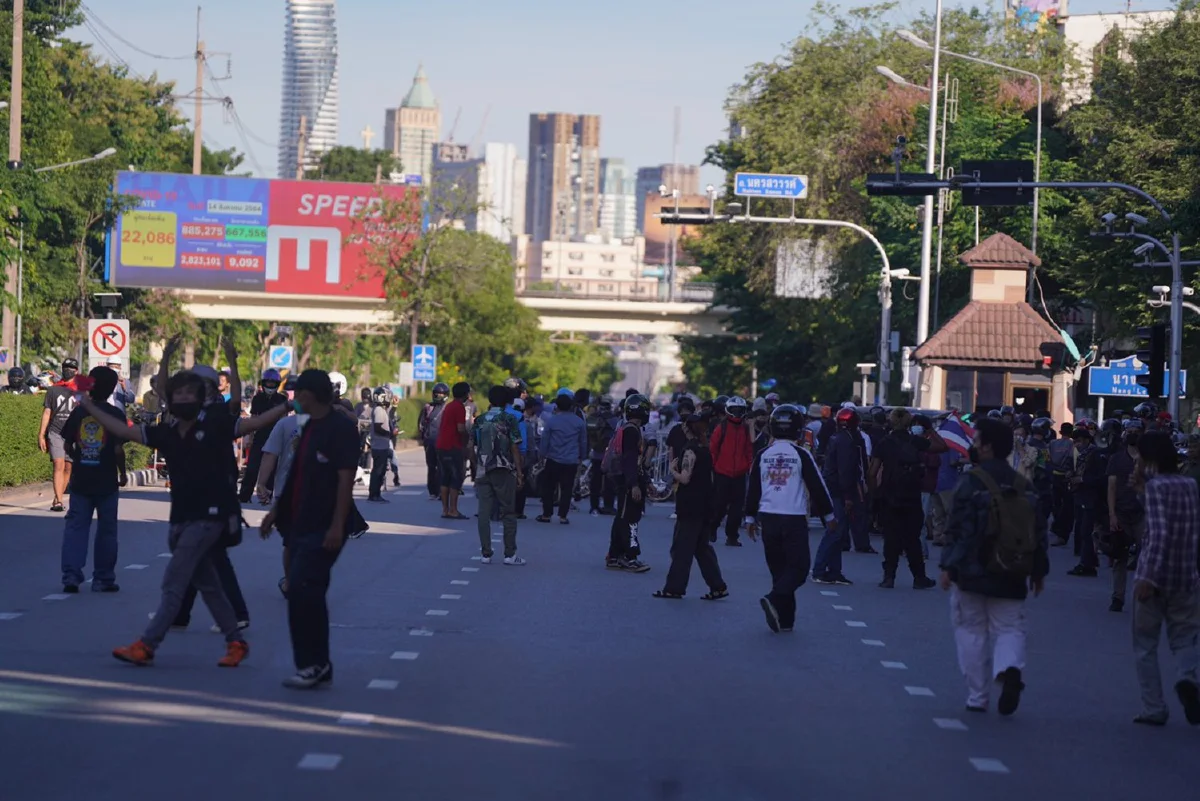 ม็อบถึงแยกนางเลิ้ง ตร.ตั้งตู้คอนเทนเนอร์วางแนวกั้น