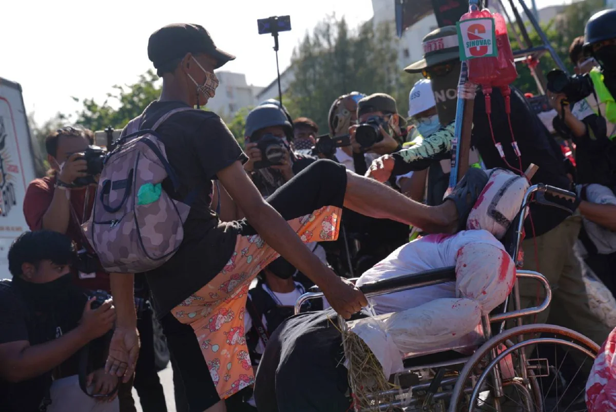 ม็อบทะลุฟ้าเปลี่ยนจุดหมายเดินขบวนไปทำเนียบรัฐบาลแทน