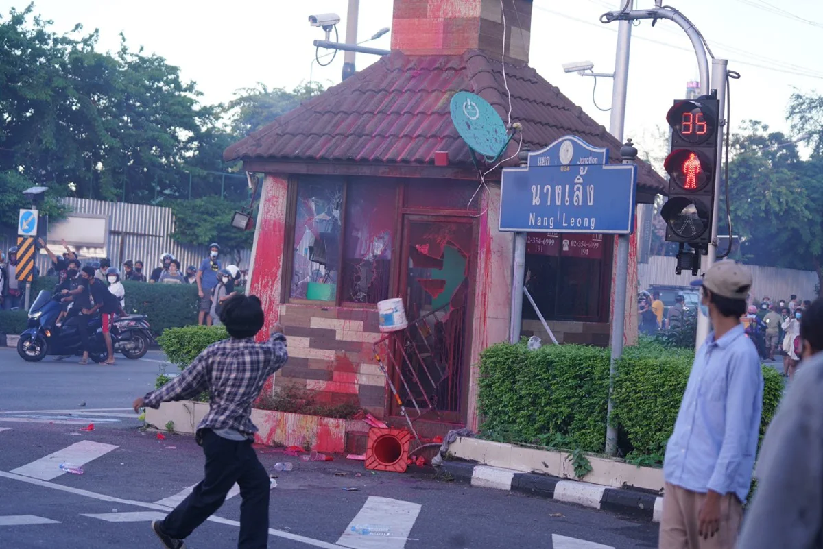 ม็อบเข้ารื้อลวดหนามขว้างประทัด ตร.ใช้แก๊สน้ำตาสลาย