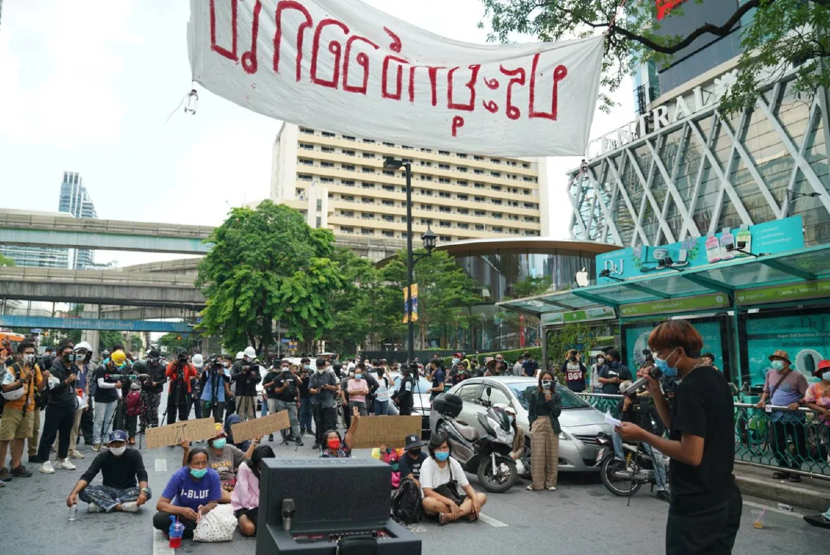 เริ่มแล้ว!ม็อบทะลุฟ้าเดินขบวนจากราชประสงค์ไปสตช.