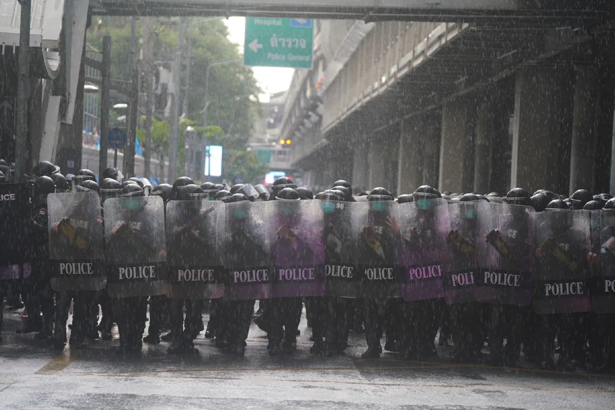 ไทม์ไลน์ม็อบทะลุฟ้าชุมนุมสตช. เจอตร.เข้ากระชับพื้นที่ก่อนยุติ