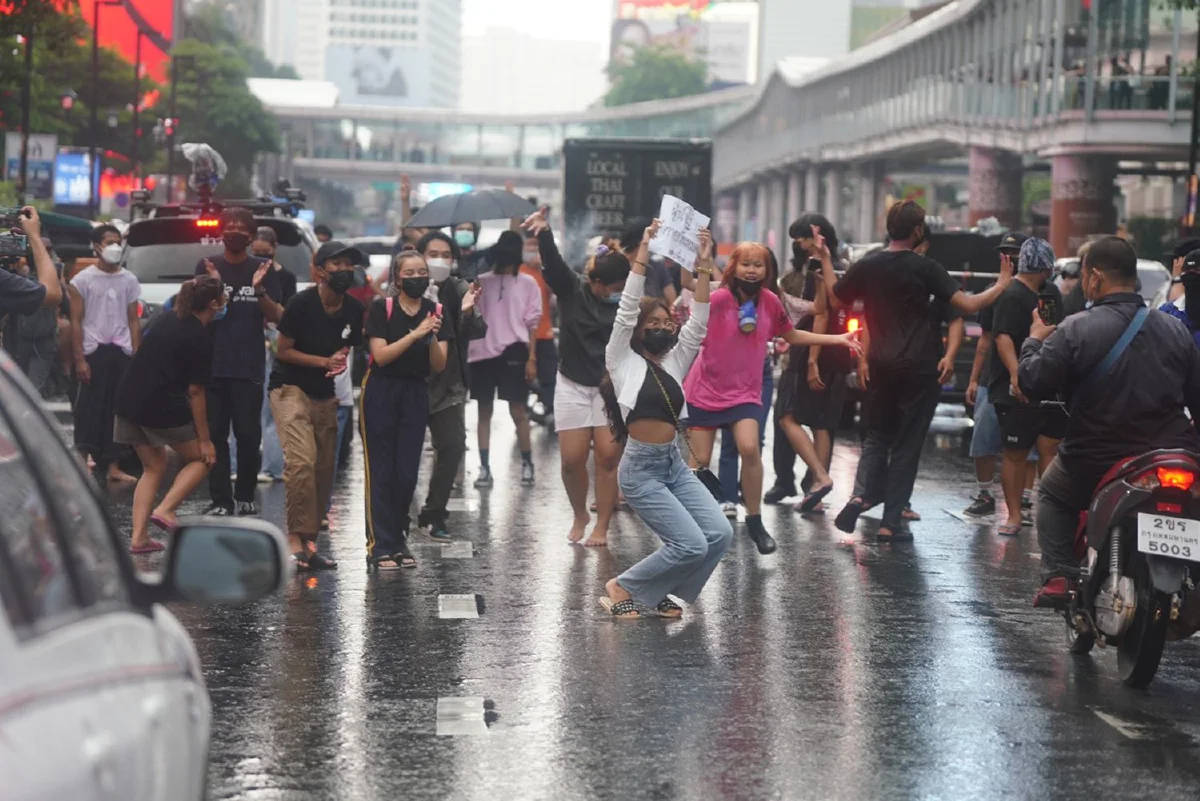 ไทม์ไลน์ม็อบทะลุฟ้าชุมนุมสตช. เจอตร.เข้ากระชับพื้นที่ก่อนยุติ