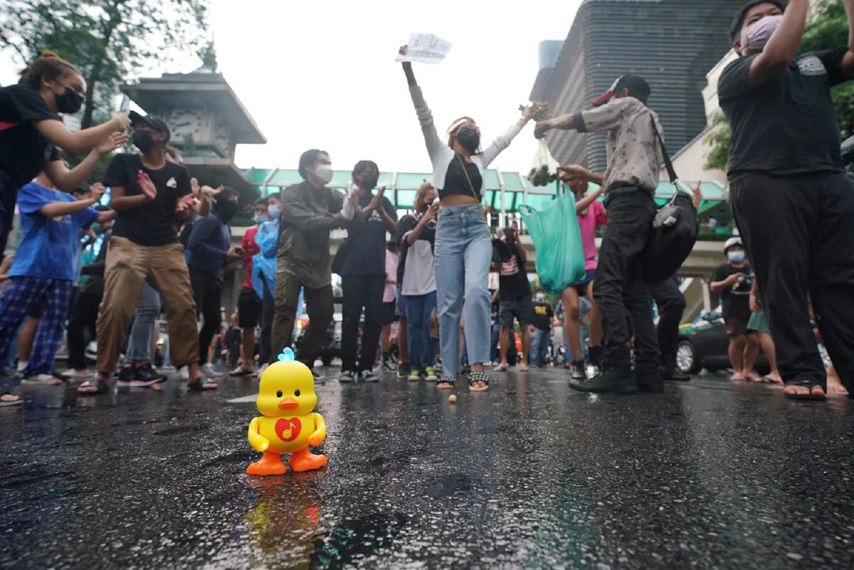 ไทม์ไลน์ม็อบทะลุฟ้าชุมนุมสตช. เจอตร.เข้ากระชับพื้นที่ก่อนยุติ