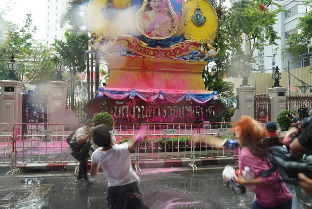 ไทม์ไลน์ม็อบทะลุฟ้าชุมนุมสตช. เจอตร.เข้ากระชับพื้นที่ก่อนยุติ