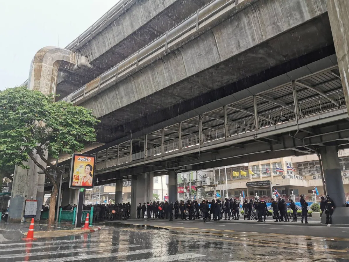 ไทม์ไลน์ม็อบทะลุฟ้าชุมนุมสตช. เจอตร.เข้ากระชับพื้นที่ก่อนยุติ