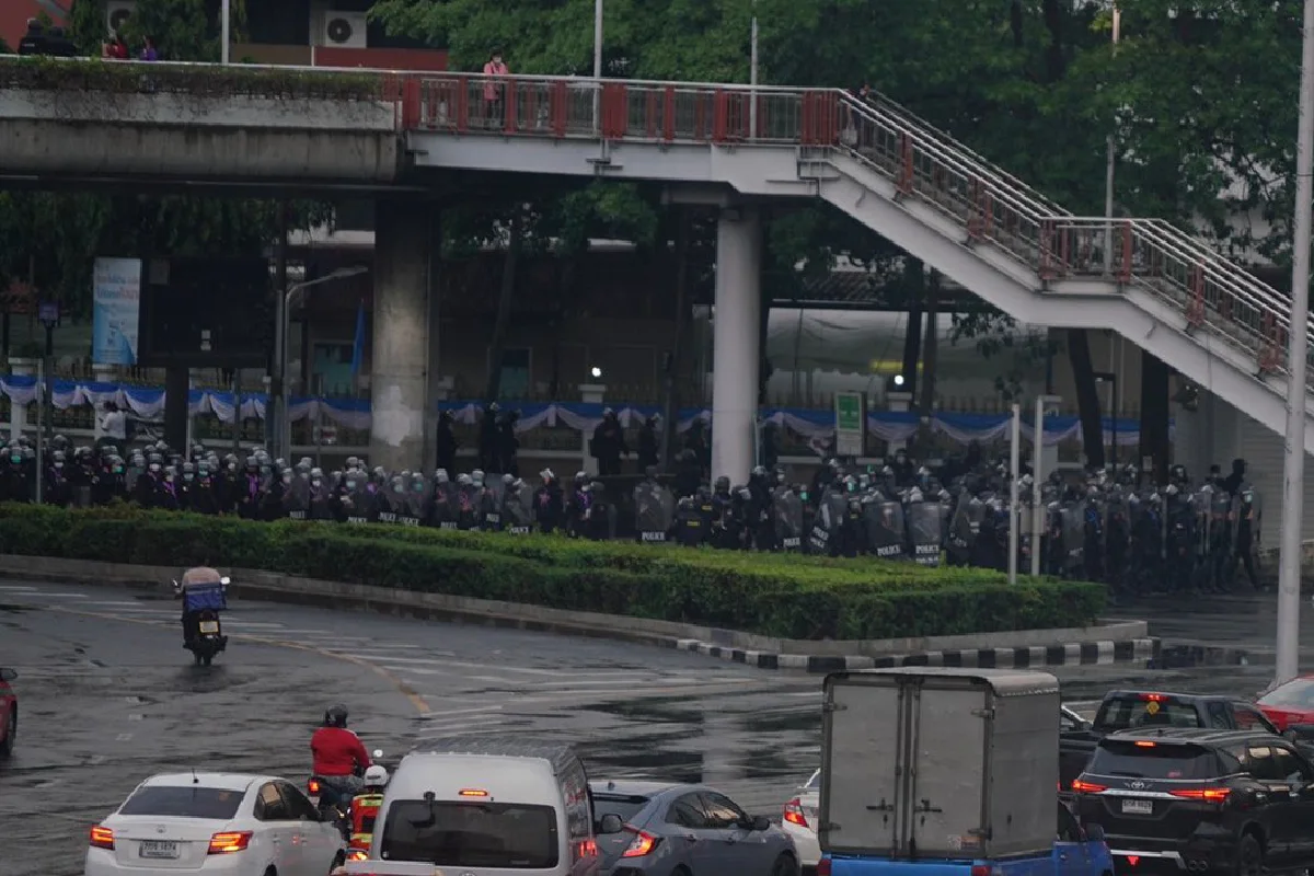 อนุสาวรีย์ชัยฯป่วนอีก พบวัยรุ่นถือปืนขณะปะทะตร.