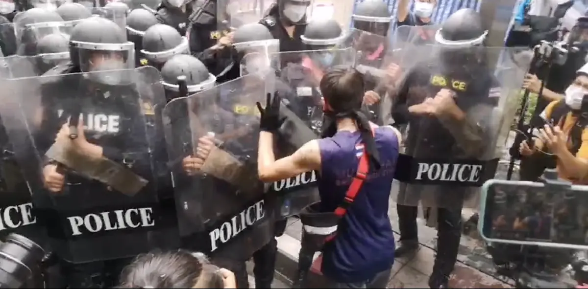 ม็อบปาสีชมพูใส่ป้ายสตช. ตำรวจฉีดน้ำตอบโต้