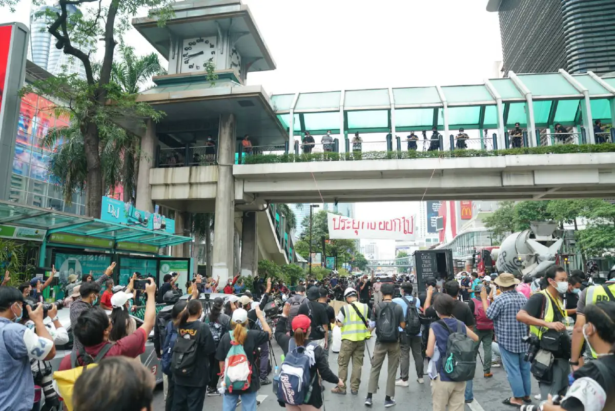 เริ่มแล้ว!ม็อบทะลุฟ้าเดินขบวนจากราชประสงค์ไปสตช.