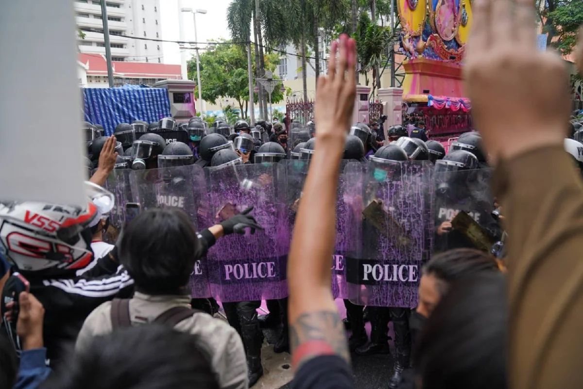 ไทม์ไลน์ม็อบทะลุฟ้าชุมนุมสตช. เจอตร.เข้ากระชับพื้นที่ก่อนยุติ