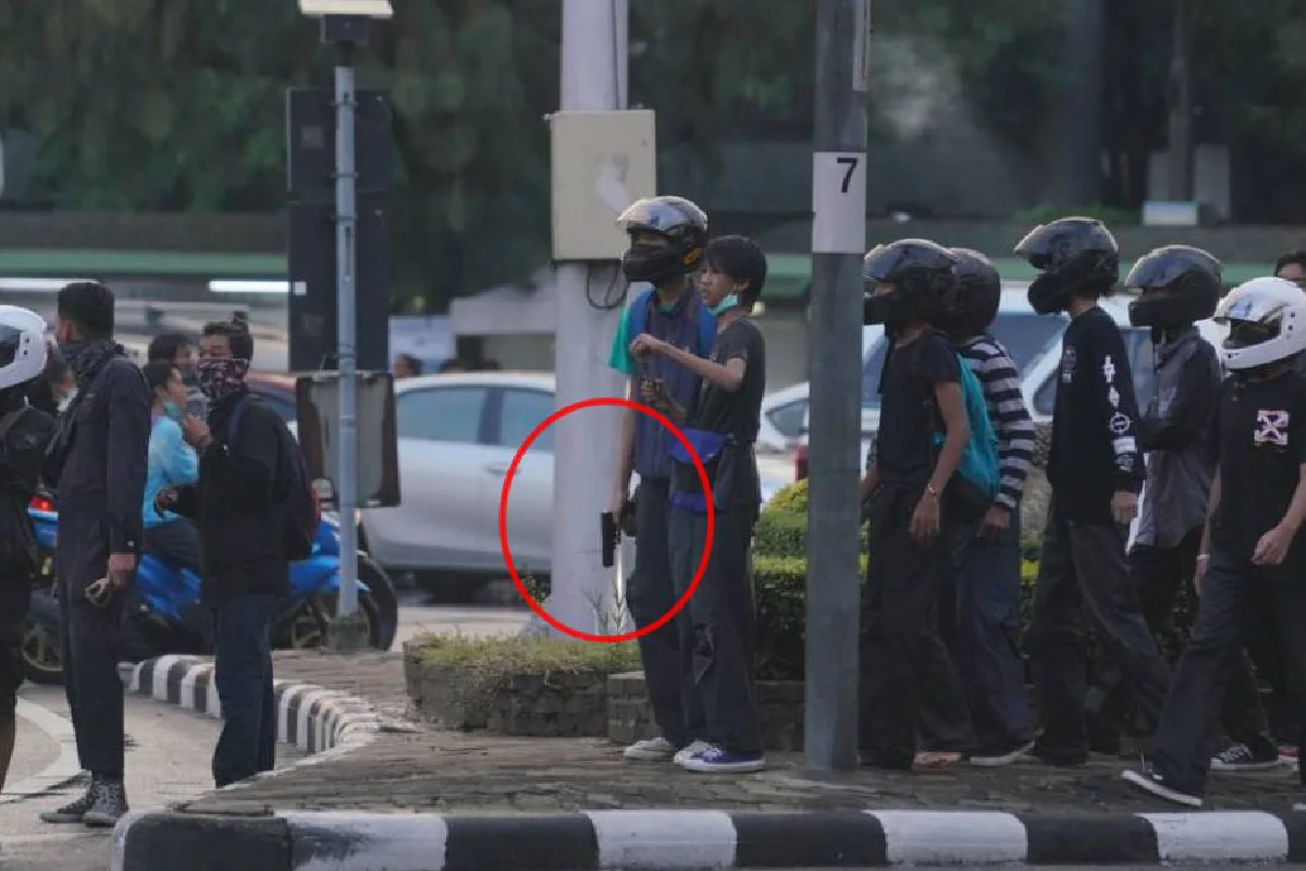 อนุสาวรีย์ชัยฯป่วนอีก พบวัยรุ่นถือปืนขณะปะทะตร.