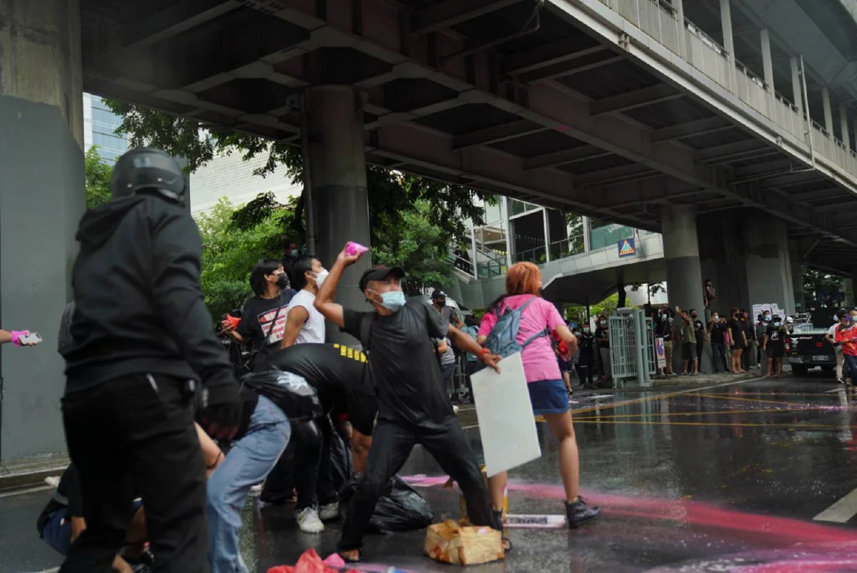 ไทม์ไลน์ม็อบทะลุฟ้าชุมนุมสตช. เจอตร.เข้ากระชับพื้นที่ก่อนยุติ