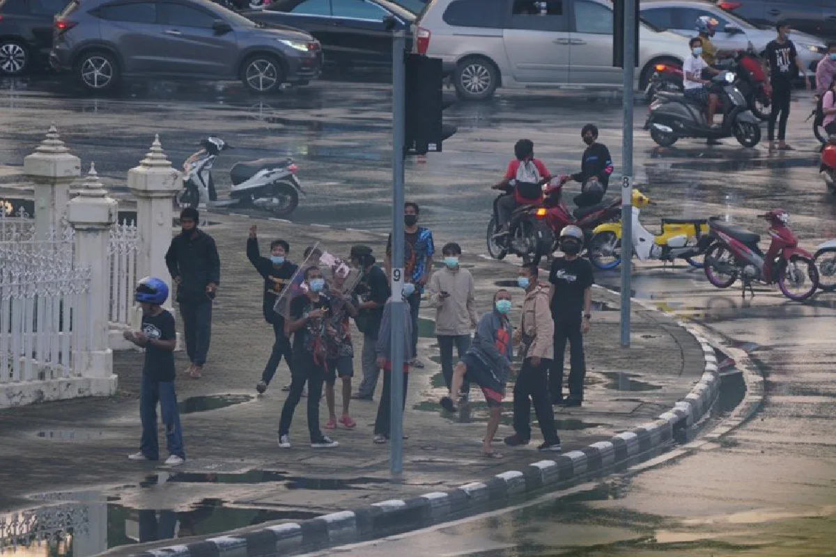 อนุสาวรีย์ชัยฯป่วนอีก พบวัยรุ่นถือปืนขณะปะทะตร.