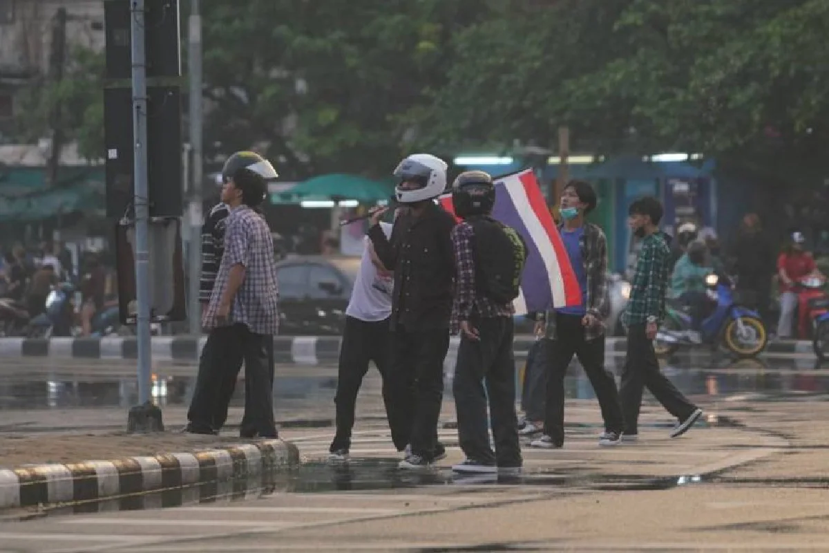 อนุสาวรีย์ชัยฯป่วนอีก พบวัยรุ่นถือปืนขณะปะทะตร.