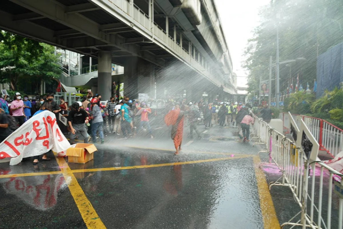 ไทม์ไลน์ม็อบทะลุฟ้าชุมนุมสตช. เจอตร.เข้ากระชับพื้นที่ก่อนยุติ