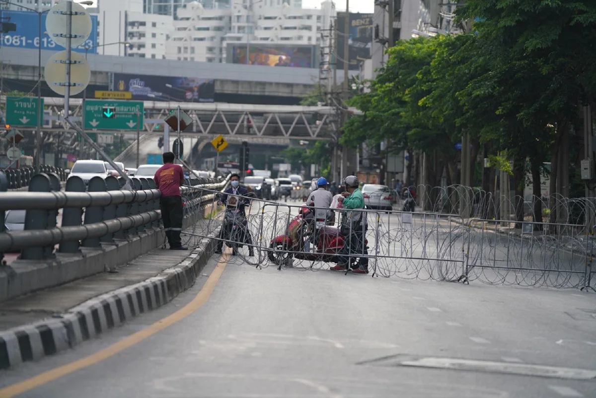 กลุ่มวัยรุ่นขี่จยย.รวมตัวดินแดง จุดประทัด-รื้อรั้วลวดหนาม