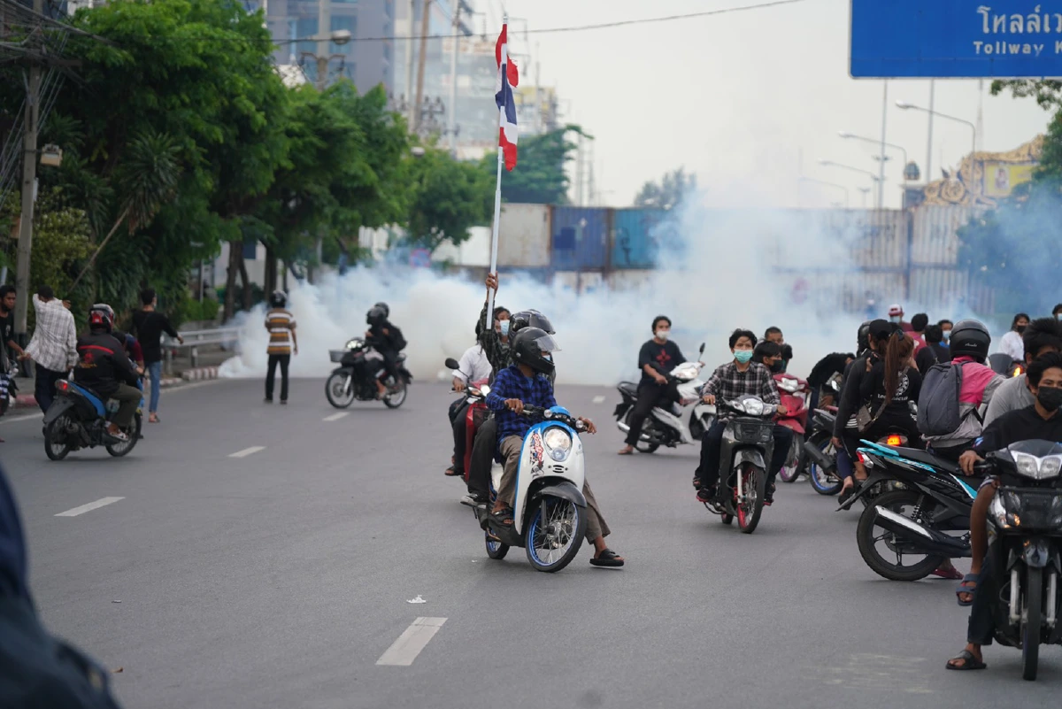 กลุ่มวัยรุ่นขี่จยย.รวมตัวดินแดง จุดประทัด-รื้อรั้วลวดหนาม