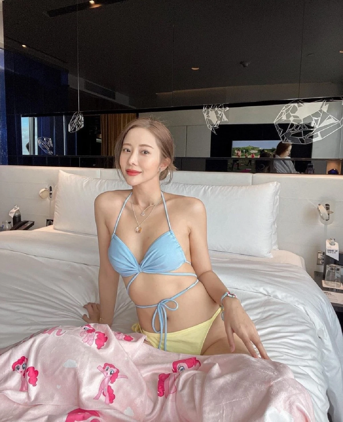 ตาลุกวาวมาก "แจม ชรัฐฐา" นุ่งบิกินี่ตัวจิ๋วโพสท่าบนเตียงนอน