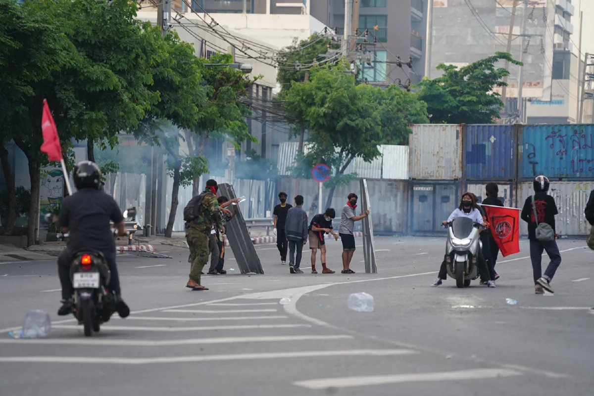 ประทัดสนั่นดินแดง! ม็อบพยายามบุกประชิดแนวกั้นถ.วิภาฯ