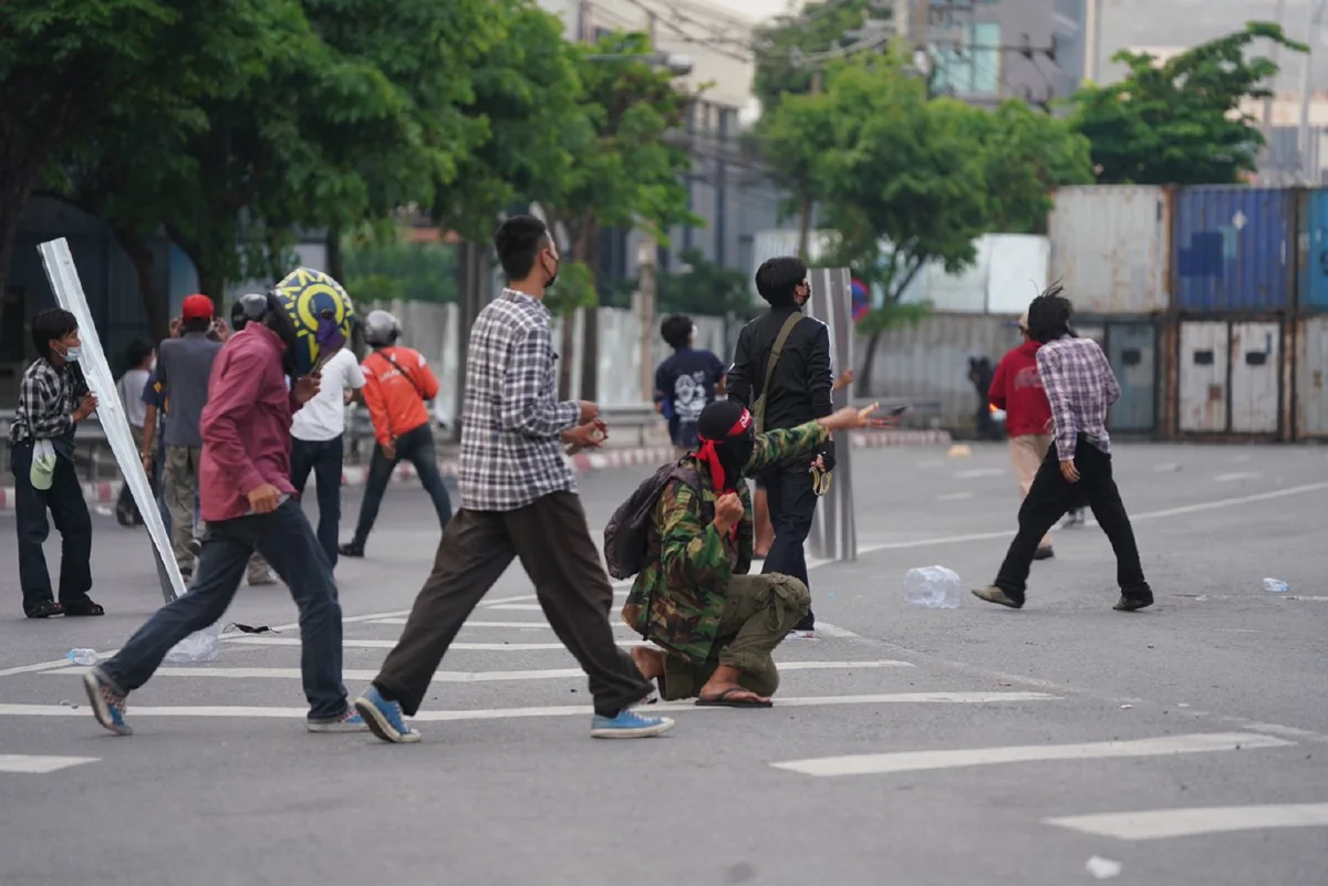 ประทัดสนั่นดินแดง! ม็อบพยายามบุกประชิดแนวกั้นถ.วิภาฯ