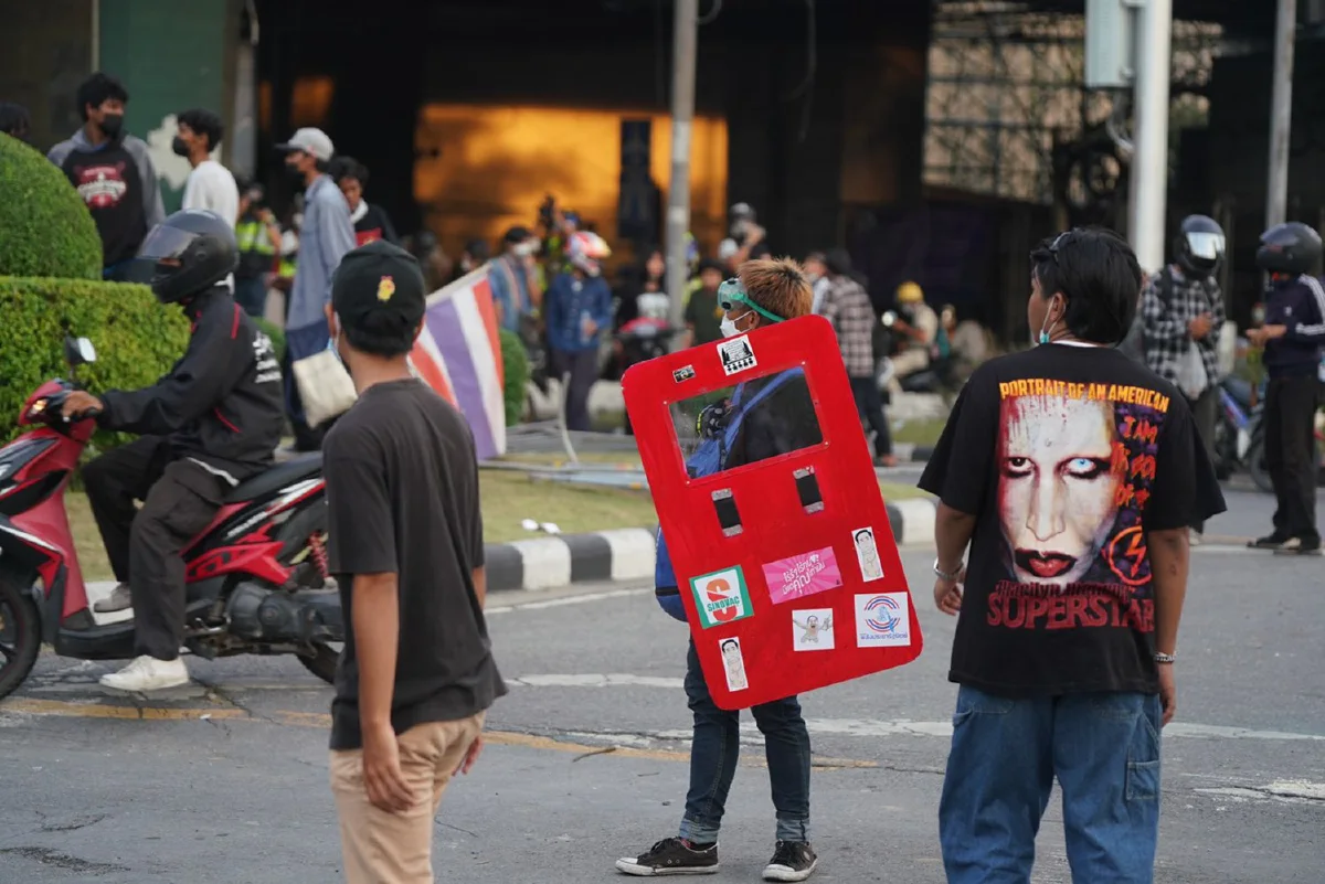 ประทัดสนั่นดินแดง! ม็อบพยายามบุกประชิดแนวกั้นถ.วิภาฯ