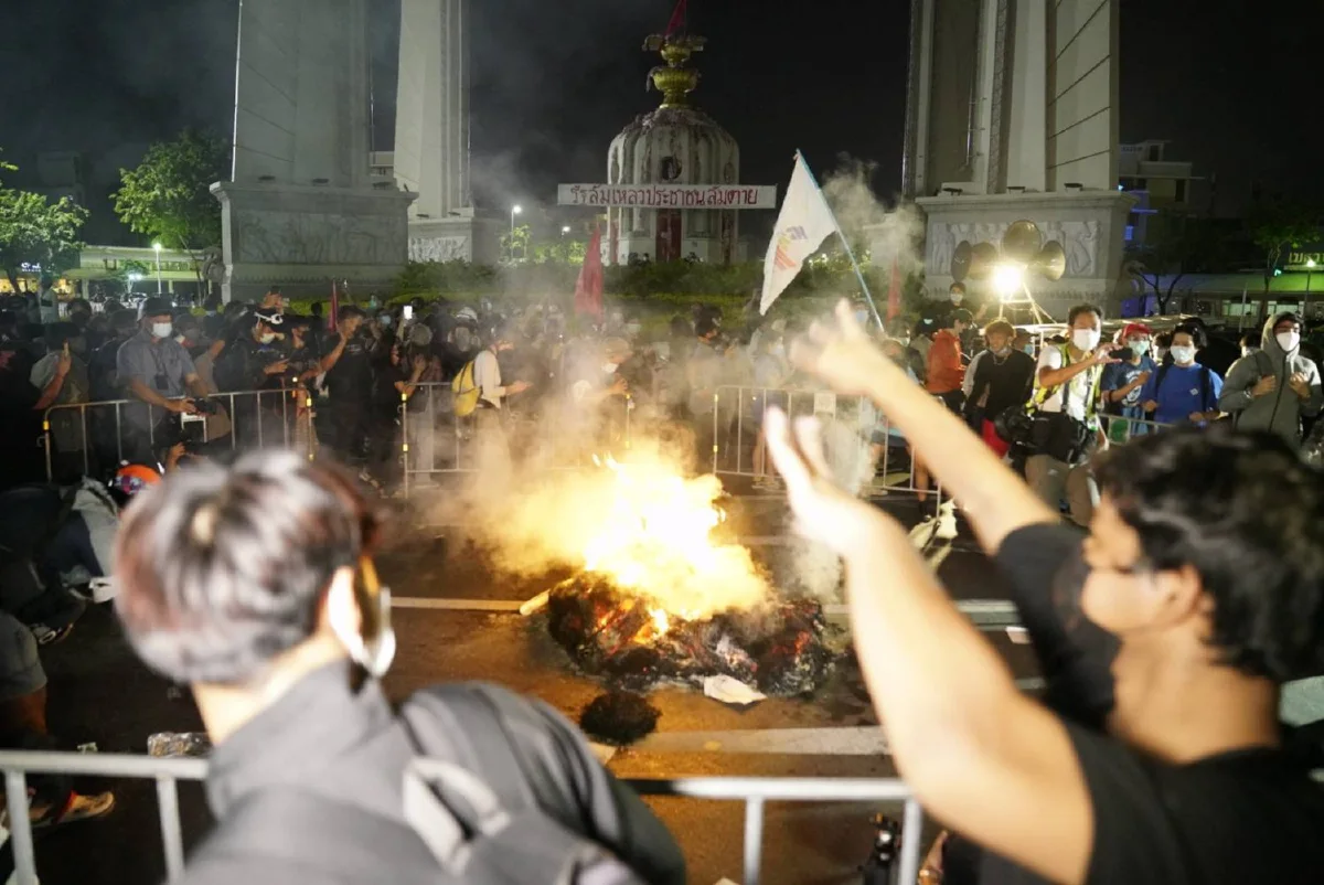 กลุ่มทะลุฟ้ายุติชุมนุม หลังเผาหุ่นฟาง-เต้นรอบกองไฟ