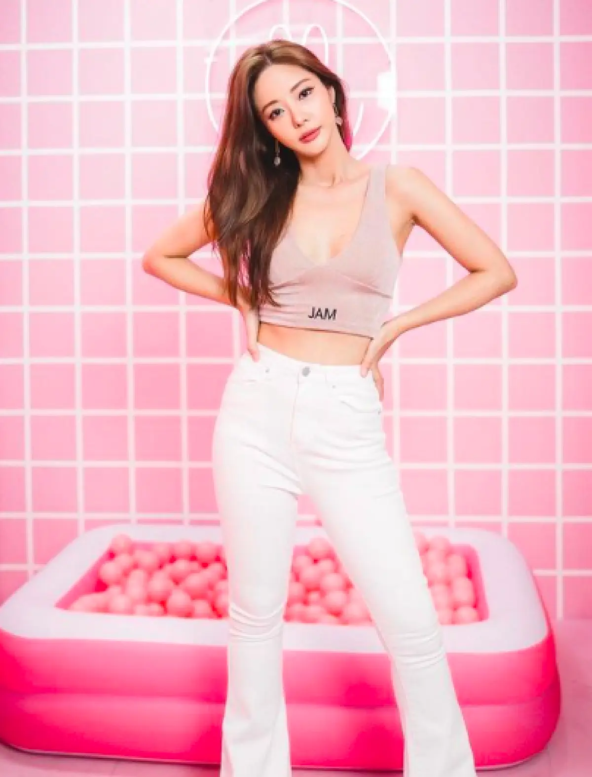 ตาลุกวาวมาก "แจม ชรัฐฐา" นุ่งบิกินี่ตัวจิ๋วโพสท่าบนเตียงนอน