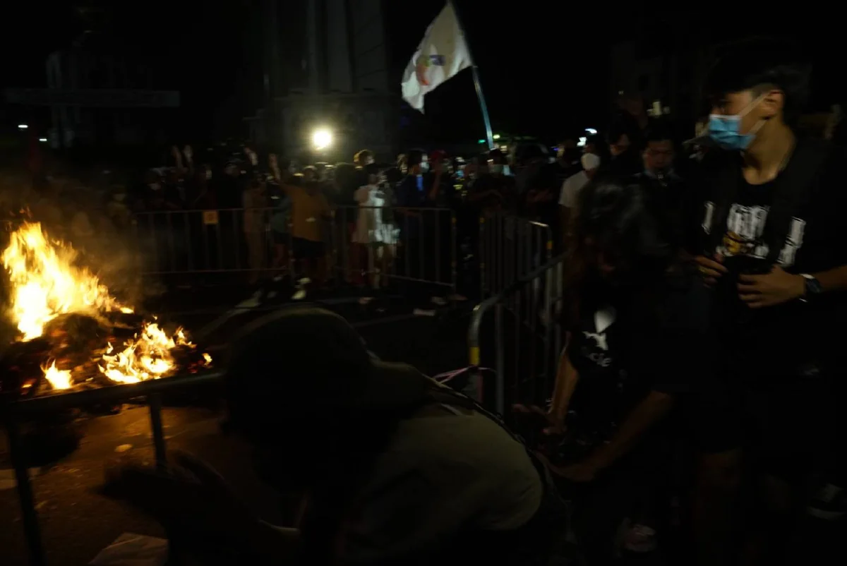 กลุ่มทะลุฟ้ายุติชุมนุม หลังเผาหุ่นฟาง-เต้นรอบกองไฟ