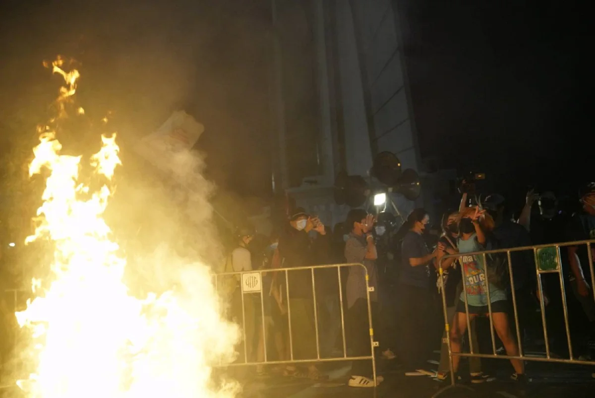 กลุ่มทะลุฟ้ายุติชุมนุม หลังเผาหุ่นฟาง-เต้นรอบกองไฟ