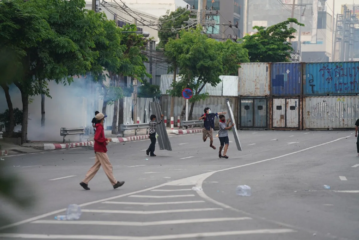 ประทัดสนั่นดินแดง! ม็อบพยายามบุกประชิดแนวกั้นถ.วิภาฯ