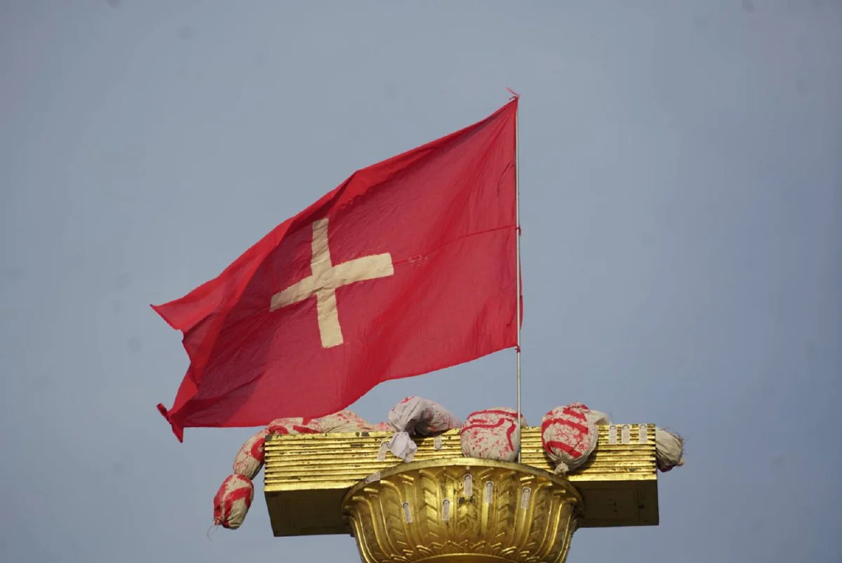 ม็อบทะลุฟ้าร่วมชู3นิ้วร่วมเคารพธงชาติ ขอยูเอ็นช่วยไทย