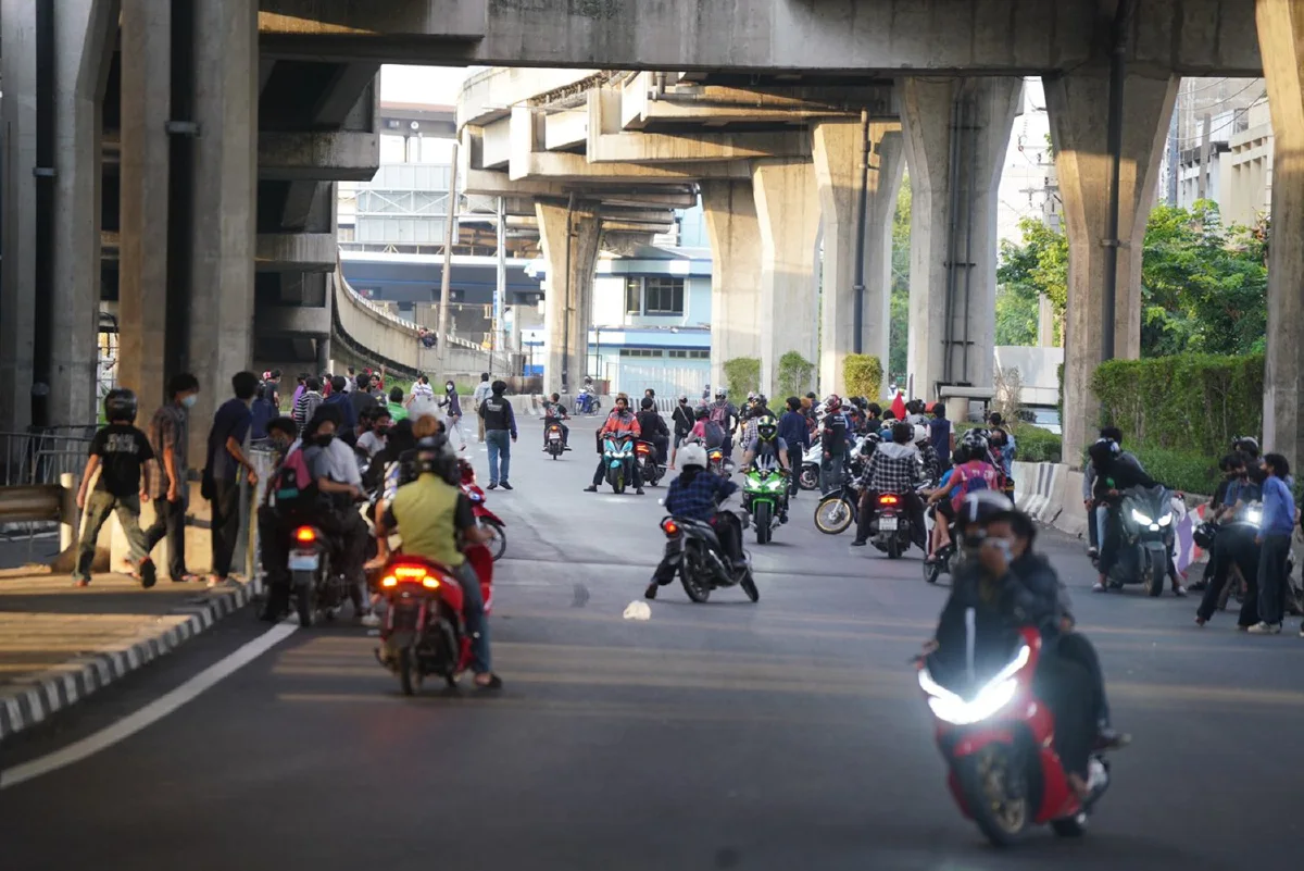 ประทัดสนั่นดินแดง! ม็อบพยายามบุกประชิดแนวกั้นถ.วิภาฯ