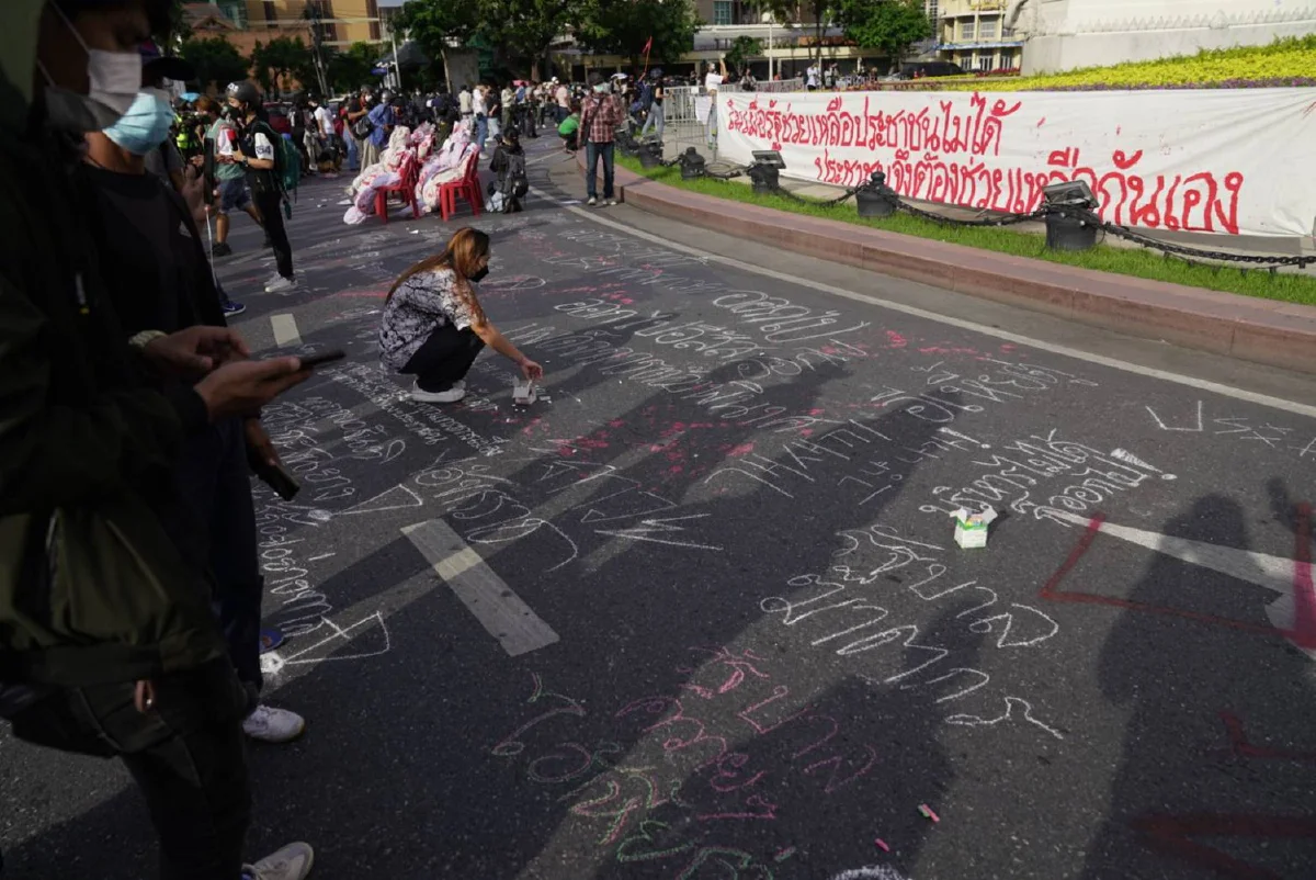 ม็อบทะลุฟ้าปักธงเหนืออนุสาวรีย์ประชาธิปไตย วางหุ่นฟางไล่ประยุทธ์