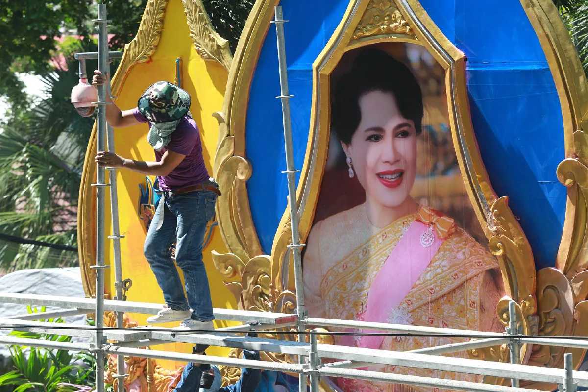 จิตอาสาร่วมทำความสะอาด-ทาสีใหม่ป้ายสตช.หลังม็อบทะลุฟ้าปาสีใส่