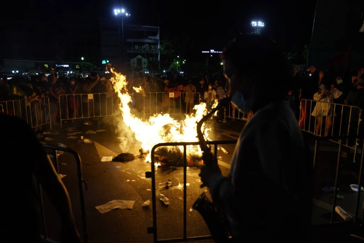 กลุ่มทะลุฟ้ายุติชุมนุม หลังเผาหุ่นฟาง-เต้นรอบกองไฟ