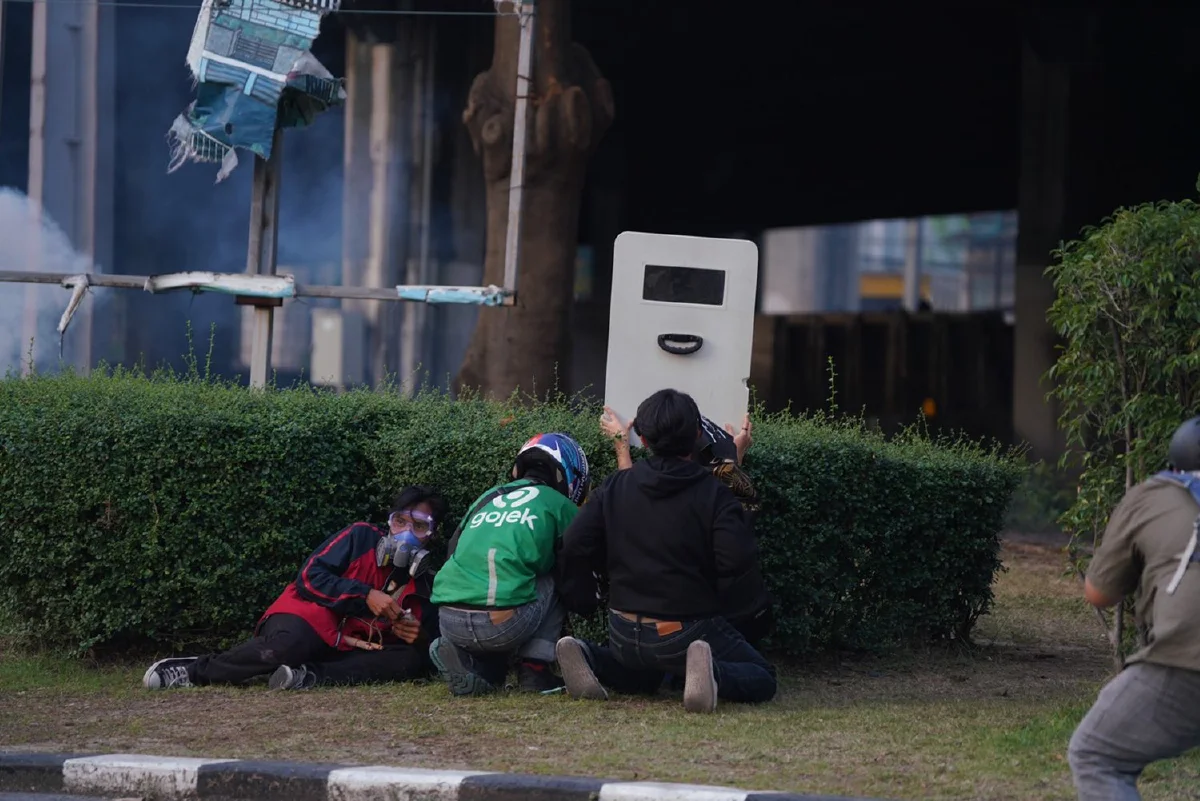 ประทัดสนั่นดินแดง! ม็อบพยายามบุกประชิดแนวกั้นถ.วิภาฯ