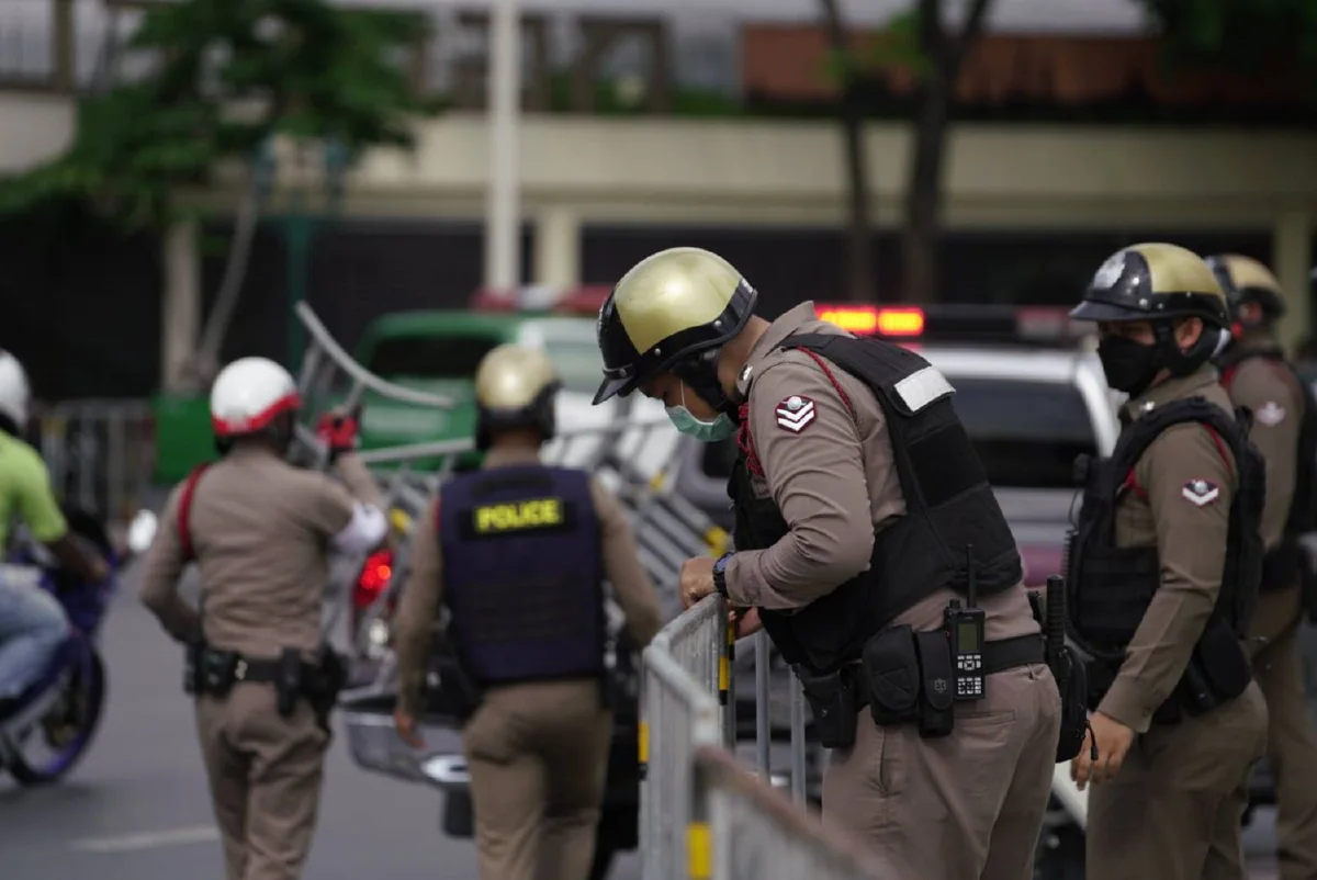 ตร.กั้นรั้วเหล็กรอบอนุสาวรีย์ประชาธิปไตย ม็อบเริ่มรวมตัว