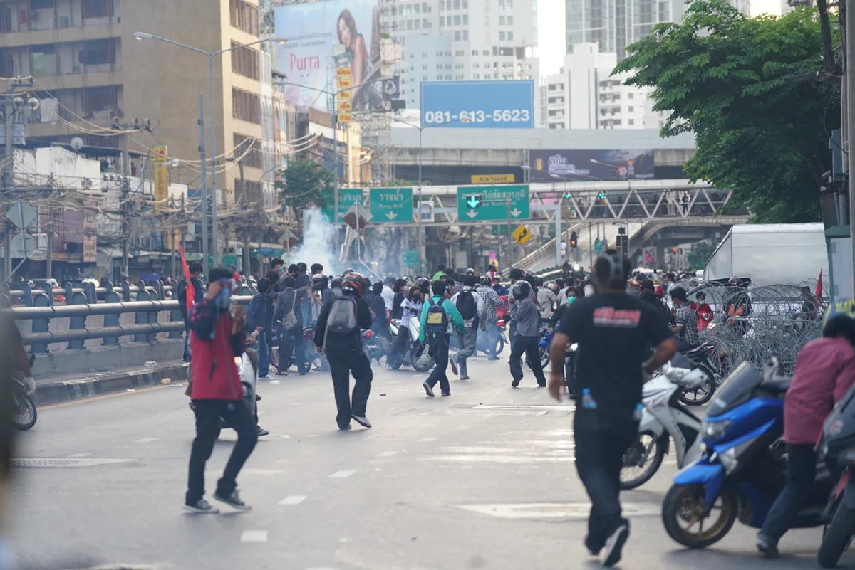 ประทัดสนั่นดินแดง! ม็อบพยายามบุกประชิดแนวกั้นถ.วิภาฯ